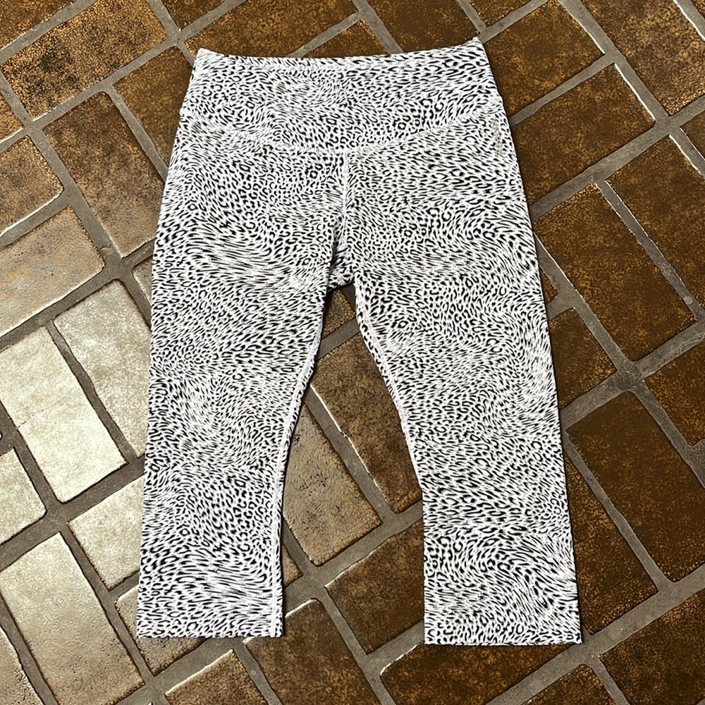 🛍 6 for $35 • Reebok White Black & Grey Cheetah Print Capri Legging